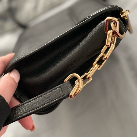 EUC MICHAEL KORS CLASSY BLACK & GOLD LEATHER CROSSBODY EVERY DAY SHOULDER BAG - Picture 2 of 5